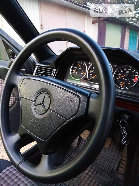 Mercedes-Benz E 220 1993  випуску Донецьк з двигуном 2.2 л газ седан механіка за 6500 долл. 