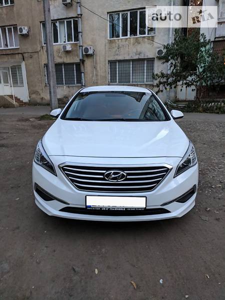 Hyundai Sonata 2015  випуску Одеса з двигуном 2.4 л бензин седан автомат за 12000 долл. 