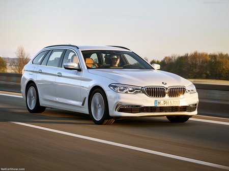 BMW 530 2020  випуску  з двигуном 2 л бензин універсал автомат за 1472770 грн. 
