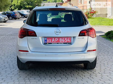 Opel Astra 2016  випуску Рівне з двигуном 1.6 л дизель універсал механіка за 9999 долл. 