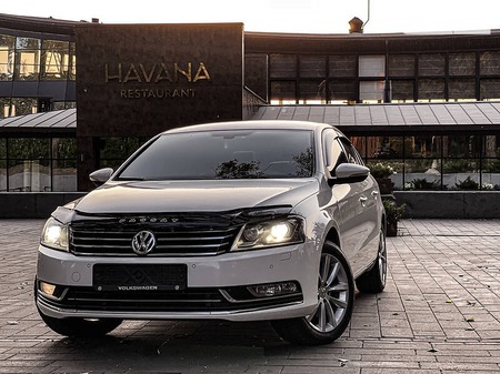 Volkswagen Passat 2012  випуску Київ з двигуном 1.8 л бензин седан автомат за 12400 долл. 