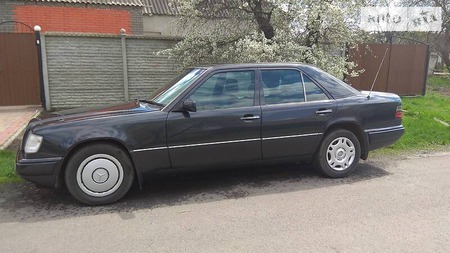 Mercedes-Benz E 300 1995  випуску Полтава з двигуном 3 л дизель седан автомат за 3200 долл. 