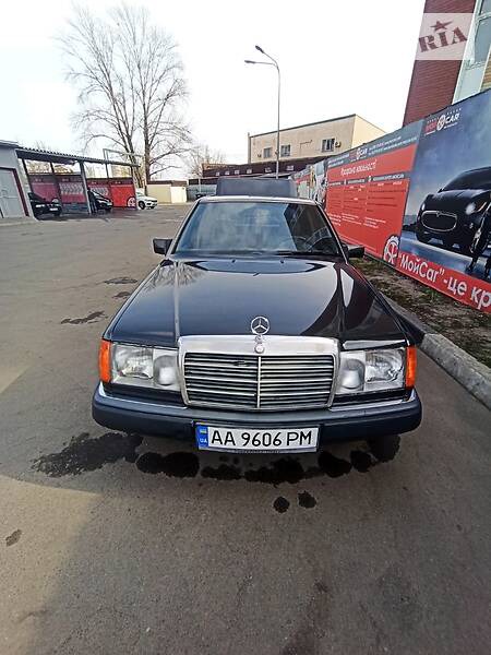 Mercedes-Benz E 300 1992  випуску Київ з двигуном 3 л  седан механіка за 3799 долл. 