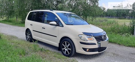 Volkswagen Touran 2010  випуску Дніпро з двигуном 1.9 л дизель універсал автомат за 8400 долл. 