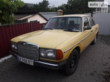 Mercedes-Benz E 240 1984  випуску Хмельницький з двигуном 2.4 л дизель седан  за 1800 долл. 