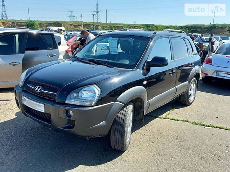 Hyundai Tucson 2006  випуску Одеса з двигуном 2 л бензин позашляховик механіка за 7499 долл. 