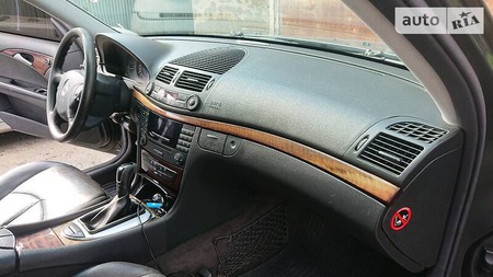 Mercedes-Benz E 200 2005  випуску Чернівці з двигуном 2.1 л дизель седан механіка за 6550 долл. 
