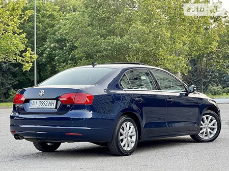 Volkswagen Jetta 2014  випуску Одеса з двигуном 1.8 л бензин седан автомат за 10200 долл. 
