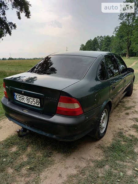 Opel Vectra 1998  випуску Івано-Франківськ з двигуном 1.8 л  седан механіка за 1050 долл. 