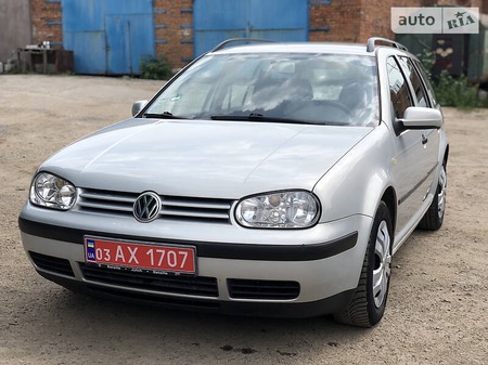 Volkswagen Golf 2000  випуску Львів з двигуном 1.6 л бензин універсал механіка за 3999 долл. 