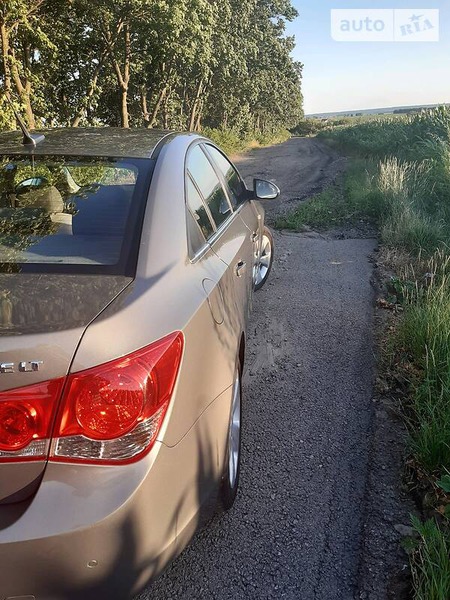 Chevrolet Cruze 2009  випуску Харків з двигуном 1.8 л бензин седан механіка за 8700 долл. 