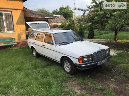 Mercedes-Benz E 300 1983  випуску Донецьк з двигуном 3 л дизель універсал механіка за 3950 долл. 