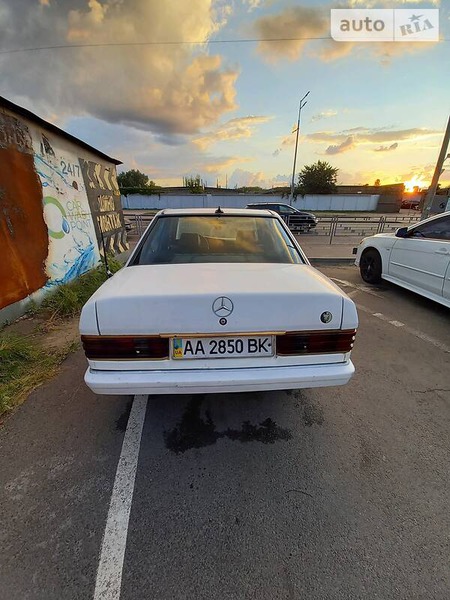 Mercedes-Benz 190 1986  випуску Київ з двигуном 2 л дизель седан механіка за 1900 долл. 