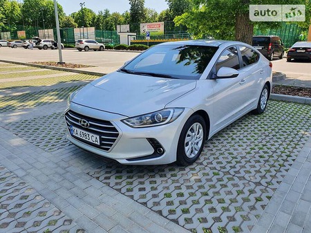 Hyundai Elantra 2016  випуску Харків з двигуном 1.6 л газ седан автомат за 11700 долл. 