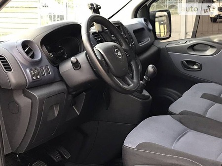 Opel Vivaro 2015  випуску Черкаси з двигуном 1.6 л дизель мінівен механіка за 12300 долл. 