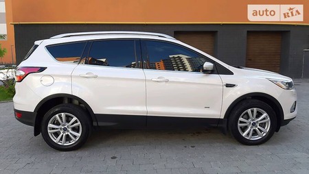 Ford Kuga 2017  випуску Івано-Франківськ з двигуном 2 л дизель позашляховик механіка за 16900 долл. 