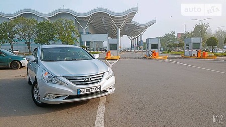 Hyundai Sonata 2013  випуску Миколаїв з двигуном 2 л  седан автомат за 9000 долл. 