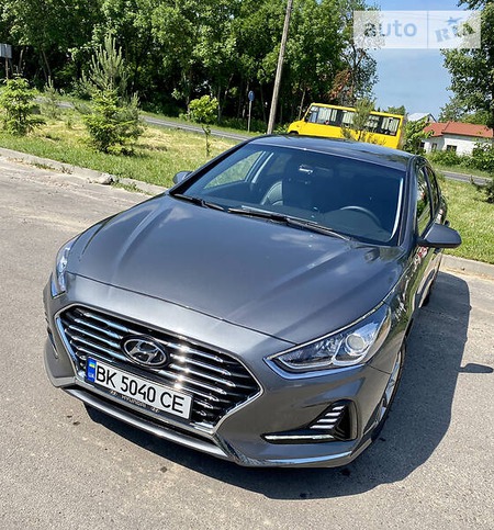 Hyundai Sonata 2018  випуску Рівне з двигуном 2.4 л бензин седан автомат за 14950 долл. 