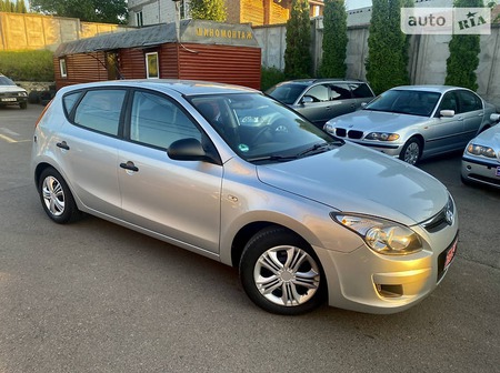 Hyundai i30 2010  випуску Рівне з двигуном 1.4 л  хэтчбек механіка за 5699 долл. 