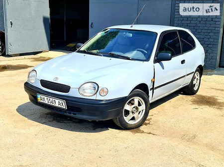 Toyota Corolla 1998  випуску Харків з двигуном 0 л бензин седан механіка за 2600 долл. 