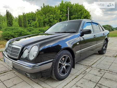 Mercedes-Benz E 300 1998  випуску Вінниця з двигуном 3 л дизель седан механіка за 6100 долл. 