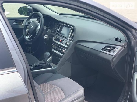 Hyundai Sonata 2018  випуску Запоріжжя з двигуном 2.4 л бензин седан автомат за 15400 долл. 