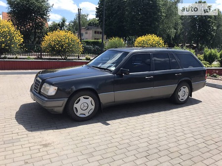 Mercedes-Benz E 220 1994  випуску Львів з двигуном 2.2 л бензин універсал механіка за 3999 долл. 