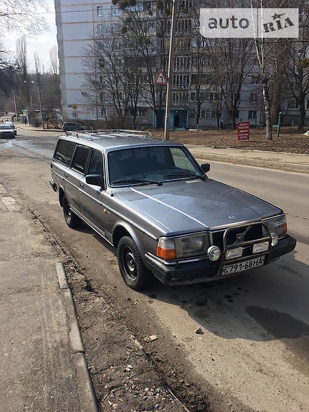Volvo 240 1986  випуску Харків з двигуном 2.4 л дизель універсал механіка за 1200 долл. 