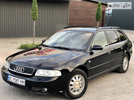 Audi A4 Limousine 2001  випуску Львів з двигуном 2.5 л дизель універсал механіка за 4500 долл. 