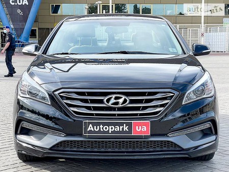Hyundai Sonata 2016  випуску Харків з двигуном 2.4 л бензин седан автомат за 13990 долл. 