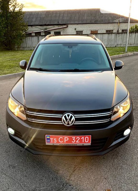 Volkswagen Tiguan 2016  випуску Львів з двигуном 2 л бензин позашляховик автомат за 14300 долл. 