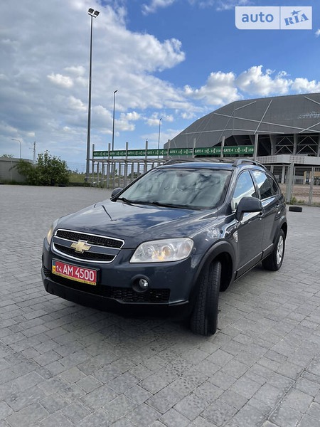 Chevrolet Captiva 2008  випуску Львів з двигуном 2 л дизель позашляховик механіка за 8488 долл. 