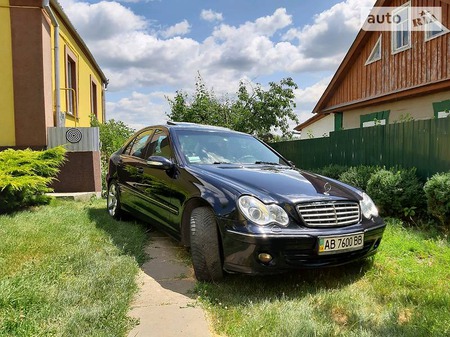 Mercedes-Benz C 180 2005  випуску Львів з двигуном 1.8 л  седан автомат за 8200 долл. 