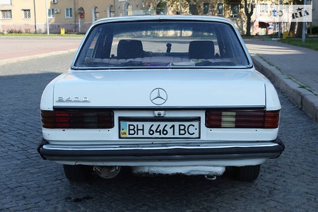 Mercedes-Benz E 240 1988  випуску Одеса з двигуном 2.4 л дизель седан механіка за 1300 долл. 