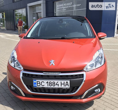 Peugeot 208 2017  випуску Львів з двигуном 1.2 л бензин хэтчбек автомат за 12200 долл. 