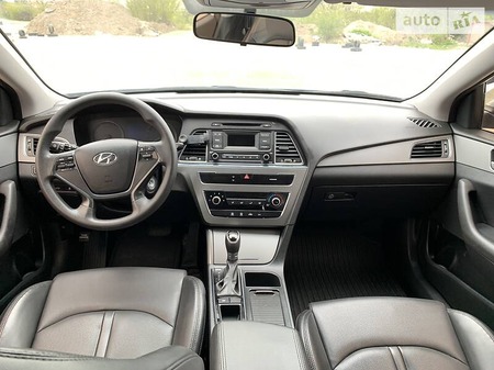 Hyundai Sonata 2016  випуску Рівне з двигуном 2 л газ седан автомат за 12250 долл. 