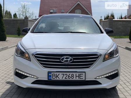 Hyundai Sonata 2015  випуску Рівне з двигуном 2.4 л бензин седан автомат за 11499 долл. 