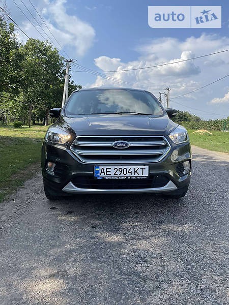 Ford Kuga 2019  випуску Дніпро з двигуном 1.5 л дизель позашляховик механіка за 19500 долл. 