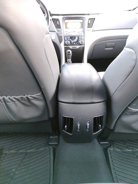 Hyundai Sonata 2013  випуску Одеса з двигуном 2.4 л гібрид седан автомат за 10800 долл. 