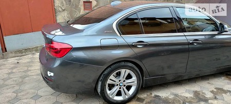 BMW 330 2017  випуску Київ з двигуном 2 л гібрид седан автомат за 22900 долл. 