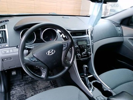 Hyundai Sonata 2013  випуску Київ з двигуном 2.4 л гібрид седан  за 9000 долл. 