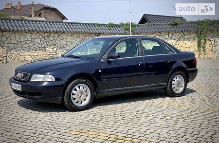 Audi A4 Limousine 1999  випуску Львів з двигуном 1.6 л бензин седан механіка за 4450 долл. 