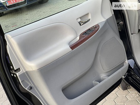 Toyota Sienna 2012  випуску Луцьк з двигуном 3.5 л бензин мінівен автомат за 14300 долл. 