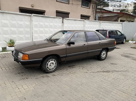 Audi 100 1985  випуску Чернівці з двигуном 2.1 л бензин седан механіка за 1500 долл. 