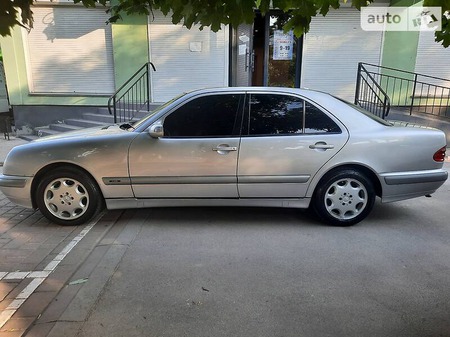 Mercedes-Benz E 220 2001  випуску Херсон з двигуном 2.2 л дизель седан автомат за 6200 долл. 