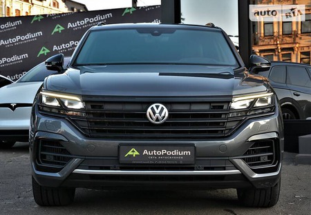 Volkswagen Touareg 2019  випуску Київ з двигуном 3 л бензин позашляховик автомат за 59999 долл. 