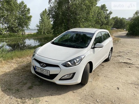 Hyundai i30 2013  випуску Київ з двигуном 1.6 л дизель універсал механіка за 8950 долл. 
