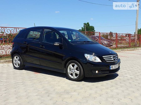 Mercedes-Benz B 200 2005  випуску Дніпро з двигуном 2 л бензин хэтчбек автомат за 7599 долл. 