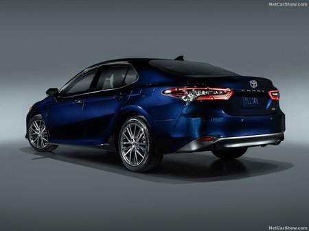 Toyota Camry 2021  випуску  з двигуном 2.5 л бензин седан автомат за 809396 грн. 