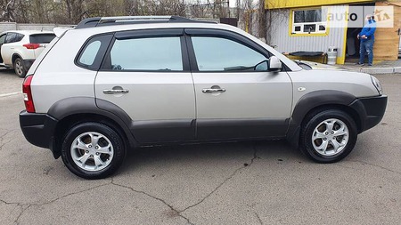 Hyundai Tucson 2008  випуску Дніпро з двигуном 2.7 л  позашляховик  за 9400 долл. 